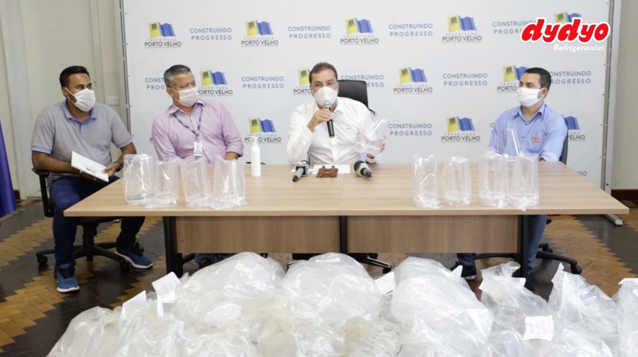 Dydyo e Kaiary fabricam máscaras feitas com garrafas plásticas